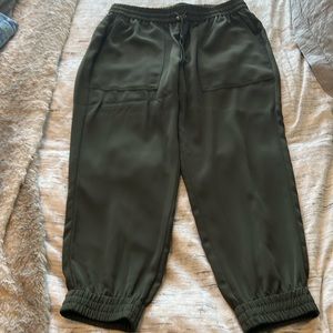 Ann Taylor Women’s Army Green Crop Pant Size L Like New Dressy Jogger Style